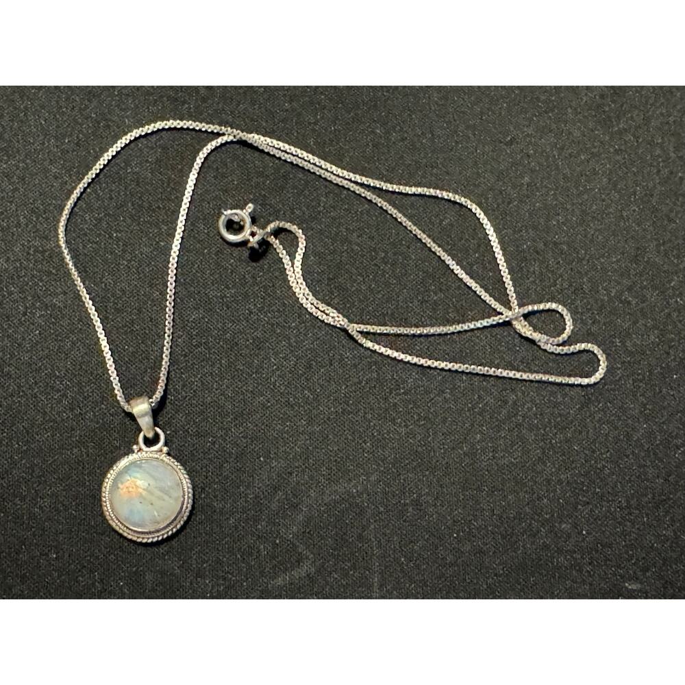 925 Italy 17in Dainty Box Chain Round Moonstone Pendant
